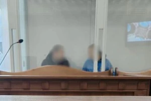 Прокурор у суді довів, що між перехожим та двома чоловіками у травні 2025 року на вулиці виник словесний конфлікт, внаслідок якого вони побили чоловіка