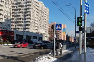 Регульований пішохідний перехід розташований між зупинками пасажирського транспорту по обидва боки вулиці