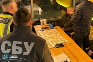 Посадовець підозрюється в отриманні хабаря, слідчі дії тривають