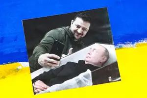 Плакат на мітингу в Латвії в річницю масштабного вторгнення Росії в Україну