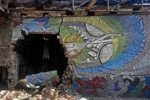 Вцілила частина панно в окупованому Маріуполі