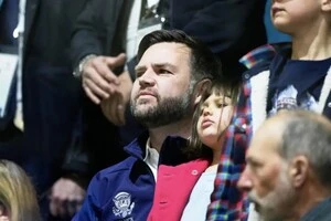 Уболівальники освистали Венса, якого показали на екранах стадіону під час проходу американців