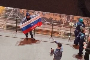 Росіяни пронесли прапор країни-агресора на стадіон і ходили з ним нижнім ярусом трибун