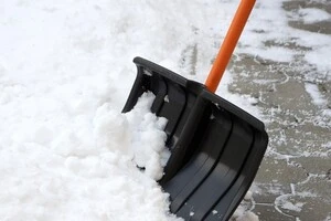 Патрульні провели з чоловіком роз’яснювальну бесіду, наголосили про заборону викидати сніг на проїжджу частину