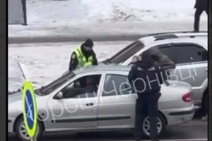 Військові ТЦК разом із поліцією зупинили авто для перевірки документів 