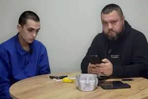 Ілля повідомляє матері, що живий і перебуває в полоні. Натомість вона запитує, що їй робити далі та як діяти у цій ситуації