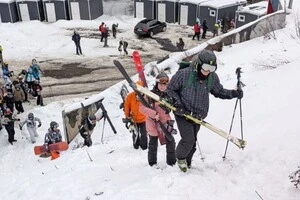 У Буковелі тимчасово не працювали підйомники, тож люди піднімалися на траси пішки