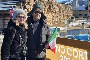 Пропагандисти повідомляють, що сімейна пара із Молдови прийшла підтримати Коростельова на змагання зі скіатлону