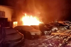 На Оболоні горить трансформатор біля житлового будинку. 9 лютого 2025 року