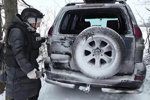 Уламки дрона влучили у автомобіль журналістів та пошкодили його