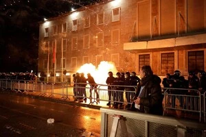 Увечері 10 лютого спалахнули жорсткі антиурядові протести, які переросли у сутички з поліцією