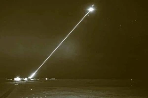 Система працює майже безшумно, не випромінює видимого променя й керується за допомогою камер, які автоматично супроводжують ціль