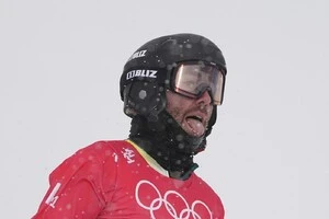 Болтон є срібним призером чемпіонату світу 2025 року в змішаних змагання з сноуборд-кросу.