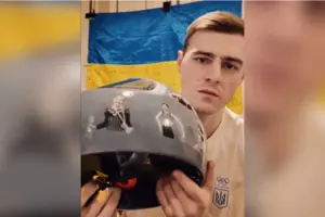 Владислав Гераскевич, український скелетоніст, виступає в шоломі, присвяченому атлетам України, які загинули через війну