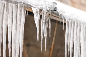 Влада закликає балансоутримувачів вчасно встановлювати захисні огорожі та очищувати покрівлі