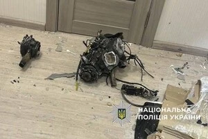 Уламки дрона на підлозі квартири