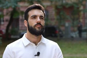 Скандал на телеканалі «Прямий»: медіа перепросило французького блогера за російську мову