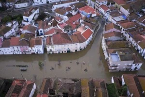 Сильні зливи призвели до критичної ситуації в центрі та на півночі Португалії