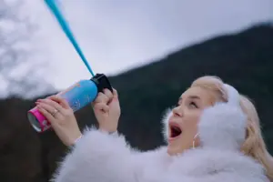 Аліна Гросу презентувала пісню «Волошки» і показала стать майбутнього малюка