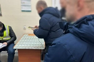 Поліцейські затримали вимагача «на гарячому» безпосередньо у приміщенні медустанови під час отримання всієї суми хабаря