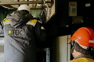 Фахівці працюють на місці удару і розбирають завали