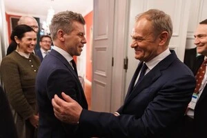 Мадяр (зліва), Туск (справа) та Аніта Орбан на задньому плані 