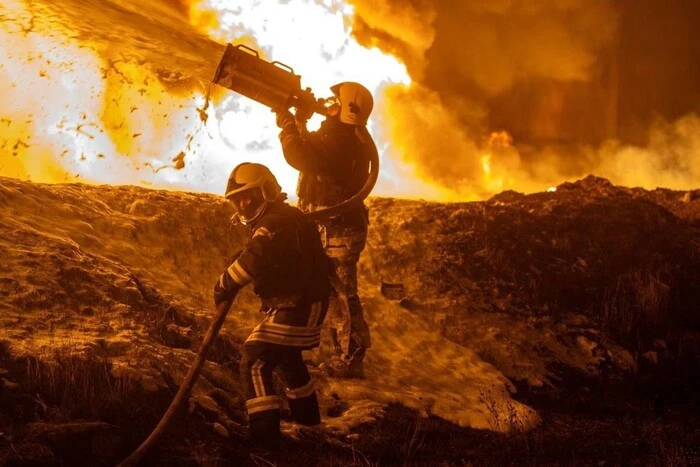 Російський терор: рятувальники ліквідували масштабну пожежу в Одесі