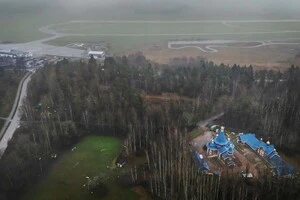 Церковні будівлі розташовані лише за кількасот метрів від аеропорту Вестероса