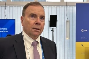 Годжес наголосив, що, попри численні розмови про переговори, Росія не демонструє жодних ознак готовності зупинити агресію