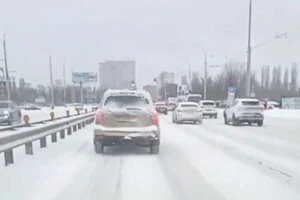 Ранок 16 лютого почався для водіїв із випробувань: сніг, ожеледиця та величезні черги на магістралях