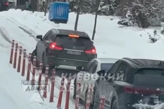 У Києві через ожеледицю автівка протаранила чергу машин на підйомі (відео)