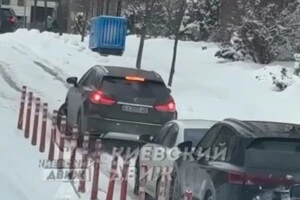 На одному з підйомів у Києві автівка не впоралася з керуванням на льоду та протаранила автомобілі, що стояли нижче
