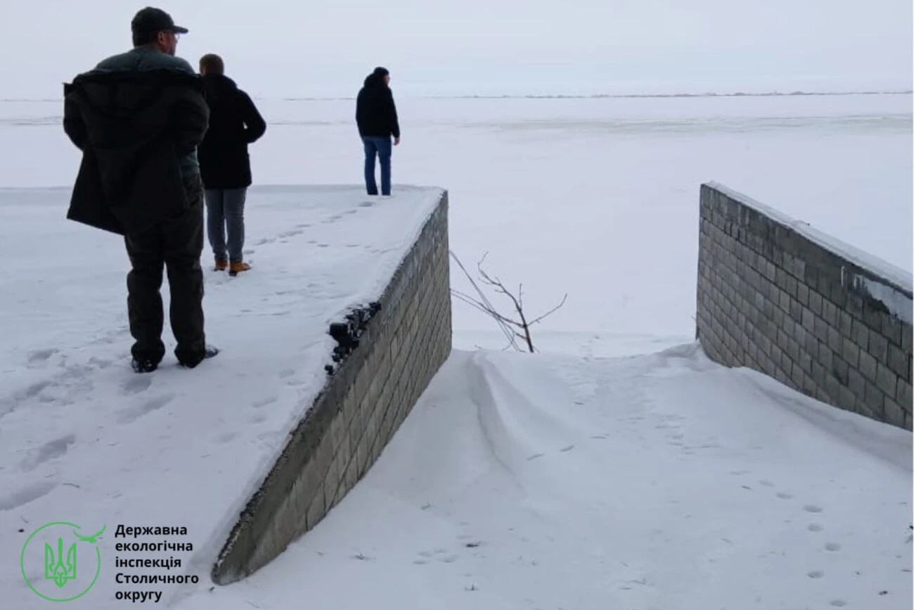 На берегу Киевского водохранилища обнаружено незаконное строительство и заборы у воды (фото) - Главком