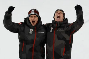 Австрійські стрибуни на лижах з трампліну виграли золото в хаотичному фіналі суперкоманди