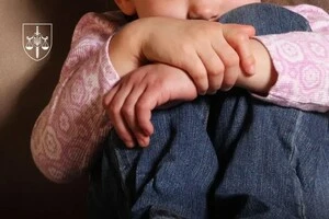 На Хмельниччині до суду передано справу 48-річного чоловіка, який з 2017 року вчиняв насильство над малолітньою дитиною