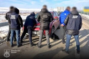 За даними слідства, фігуранти справи незаконно переправили щонайменше трьох осіб, серед яких військовий у СЗЧ