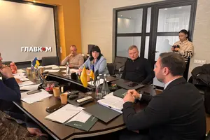 Ірина Іванова (на фото посередині) має багаторічний досвід роботи у Рахунковій палаті