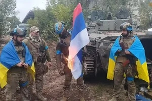 Війська РФ імітуватимуть «успіхи» за допомогою прапорів у тилових селах