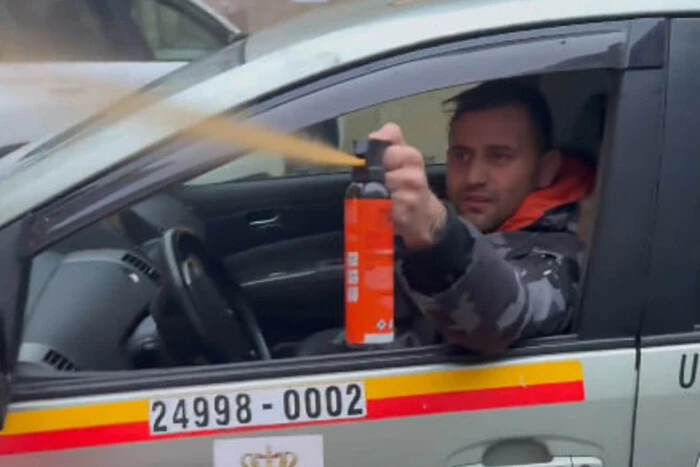 У центрі Варшави таксист напав на вагітну українку