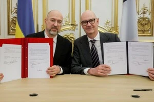 Денис Шмигаль (ліворуч) та Ролан Лескюр підписали меморандум про співпрацю у сфері ядерної енергетики