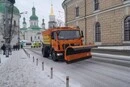 У Києві триває прибирання снігу: скільки техніки задіяли комунальники сьогодні
