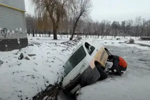 У Кривому Розі автівка «Укрпошти» злетіла у розриту яму тепловиків