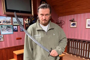  Олександр Усик отримав клинок від військових, який має глибокий сенс 