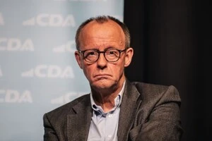 Канцлер ФРН розпочне переговори з Китаєм щодо економіки та безпеки