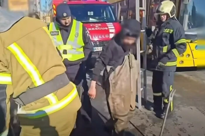 У Києві рятувальники визволили дітей, які заблукали в каналізаційних тунелях на Хрещатику