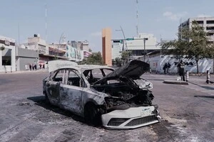 Озброєні люди блокували дороги в низці регіонів країни шляхом підпалу автомобілів – це відома тактика картелів