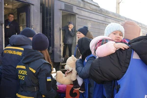 Аналітики твердять, що Україна перетворюється на країну вдів та сиріт, стикаючись з демографічною катастрофою