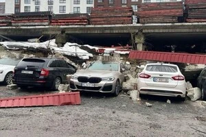 Відкрита автостоянка біля багатоповерхового житлового будинку