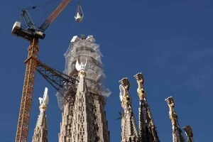 Будівництво у внутрішній частині вежі Ісуса Христа храму Саграда Фамілія досі триває