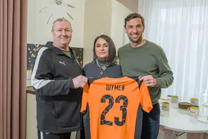 Родину привітали голова наглядової ради Фонду Ахметова Наталія Ємченко (по центру) та спортивний директор ФК «Шахтар» Дарійо Срна (справа)